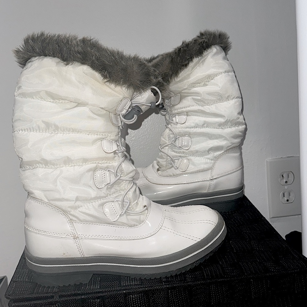 Faux fur white boots size 8 but feel like a size 7 FREE SHIPPING